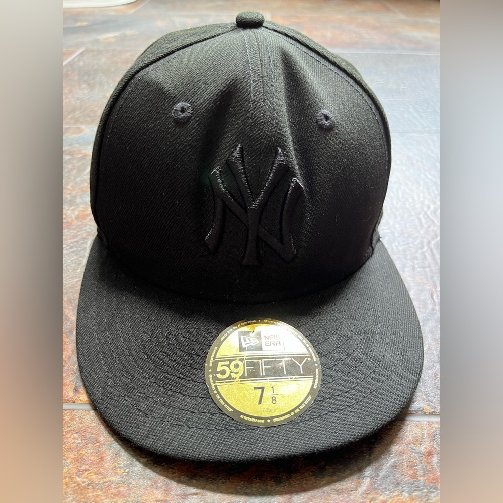 New York Yankees New Era blackout basic 59FIFTY flat brimmed hat cap. 71/8
